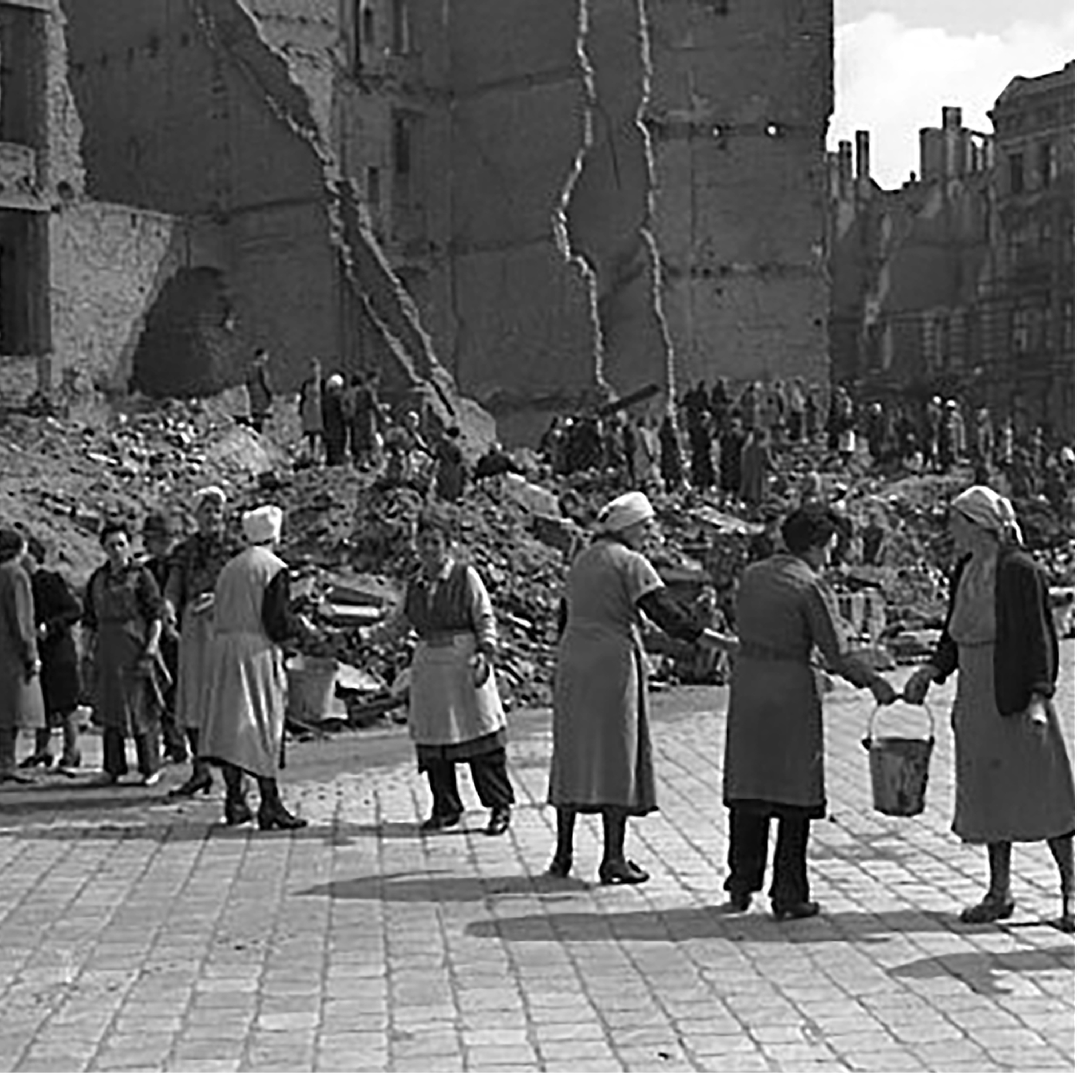 Очередь немцев берлин 1945. Восстание в берлине 1953. Развитие стран после второй мировой. Экономическое развитие стран запада в послевоенный период. Событие в послевоенной европе.